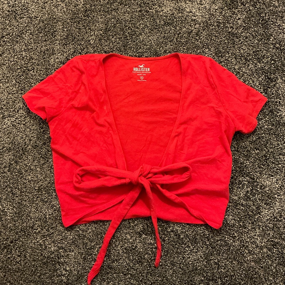 Hollister Red Front tying crop top